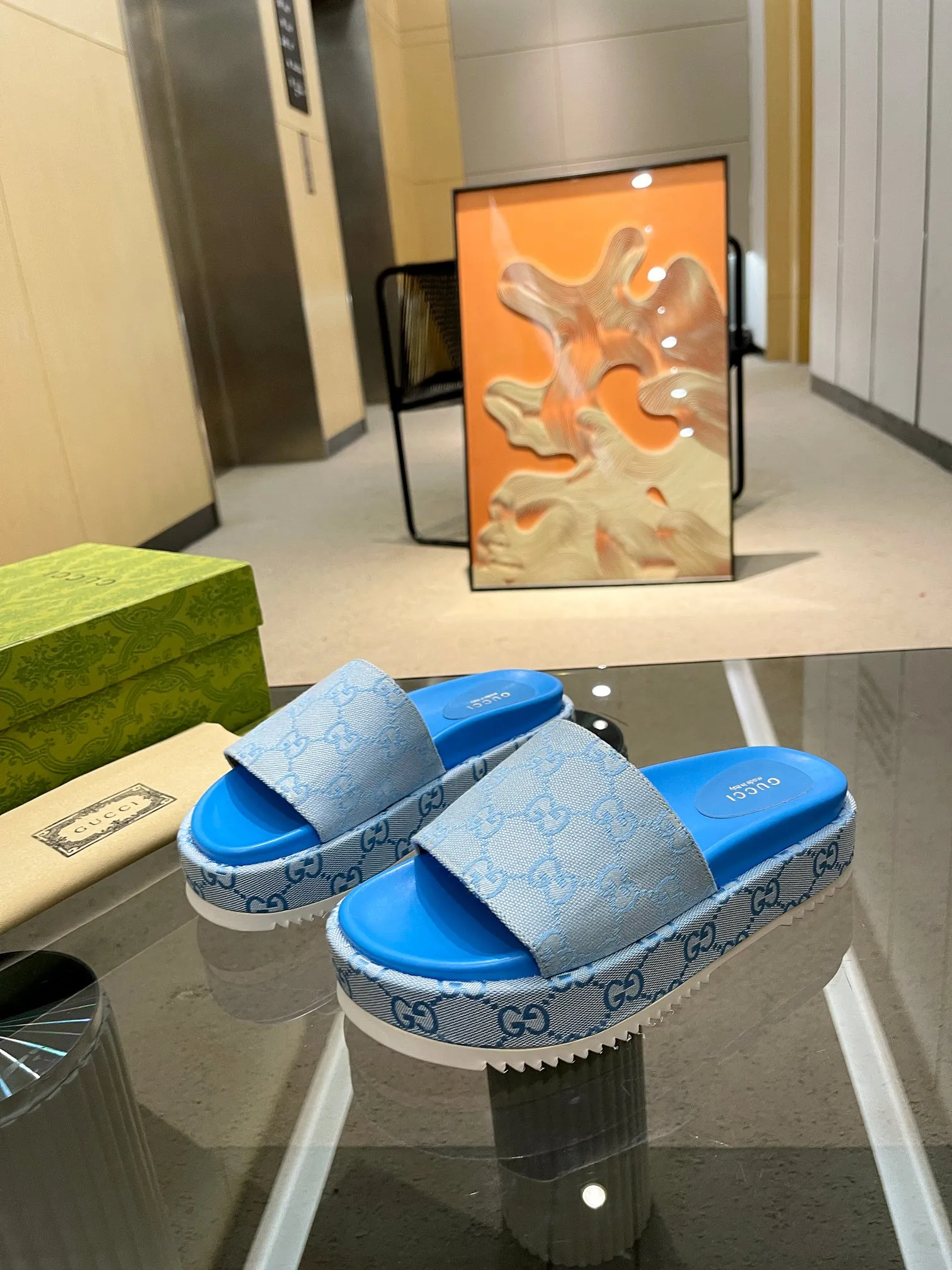 👟👟Ex-factory price 400👟👟 Shipped throughout the year, 200 colors] Gucci’s latest limited edition thick-soled slippers. Top quality for sale. Purchase genuine product for development. The material and workmanship are consistent with the original. Upper: original special printing process. Lining: dyed sheepskin. Outsole: Italian private model outsole. Size: 35-43M standard size. 41, 42, 43 are also customized and cannot be returned. Sole thickness: 5.5cm. Forefoot 4cm.